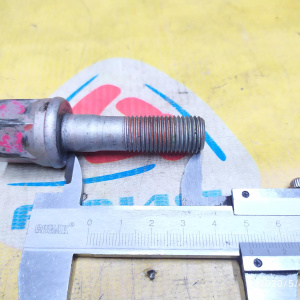 Болт шкива коленвала Mitsubishi MD151793/1100A142 Diamante/Debonair F31A/N86W/S26A/F25A/S32A 6G72/6G73/6G74/6G75 ключ на 22