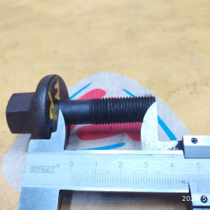 Болт шкива коленвала Mazda Capella FP ключ на 21