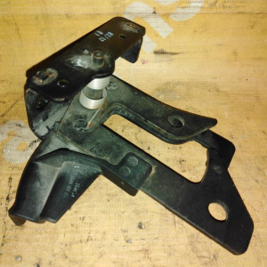Крючок капота Mercedes E-Class W212 A2128800064