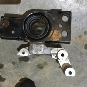 Подушка двигателя Nissan MR18 C11 с кронштейном перед, прав 11210-ED800