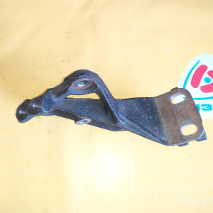 Крепление подушки ДВС Toyota 1SZ Vitz/Platz SCP10 чугун перед, лев 12325-23020