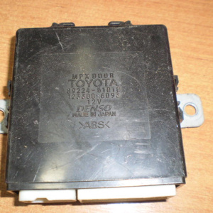 Блок управления дверьми Toyota Progres JCG10 зад, лев 89224-51010