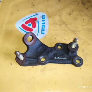 Крепление подушки ДВС Toyota 7A Carina AT191 A245E перед, лев 12325-15060