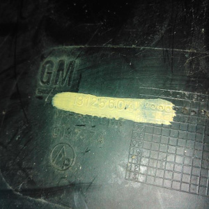 Подкрылок Opel Astra H A04 перед, лев задняя часть 13125604