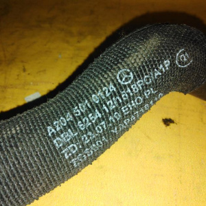 Патрубок радиатора Mercedes A2045010124 E-Class W212 M271DE18/271.860 в F 7AT от радиатора ДВС к радиатору АКПП