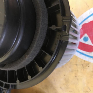 Моторчик печки Suzuki YS41S SX4 дефект крыльчатки