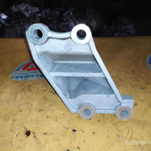 Крепление подушки ДВС Nissan EM61 Leaf ZE0 перед, лев GLH