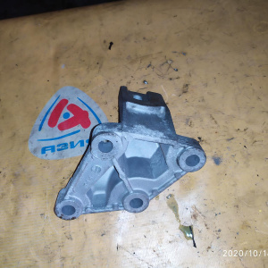 Крепление подушки ДВС Nissan EM61 Leaf ZE0 перед, прав GRH