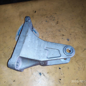 Крепление подушки ДВС Nissan EM61 Leaf ZE0 зад. R GRR