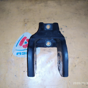 Крепление подушки ДВС Mitsubishi 4D68-T RVR/Chariot N28W/N48W 2WD m/t ( крепление на кпп ) ( мкпп F5M311ZPGL ) перед, прав F3Z