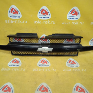 Решетка радиатора Chevrolet TrailBlazer GMT360/GMT370/KC в сборе с планкой (трещины) 89044659