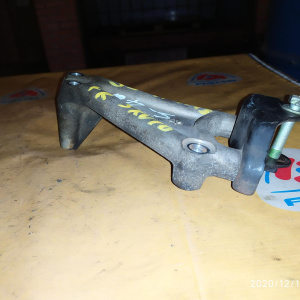 Крепление подушки ДВС Toyota 5S-FE Camry/Scepter SXV10 верх на косточку перед, прав в 12316-03010