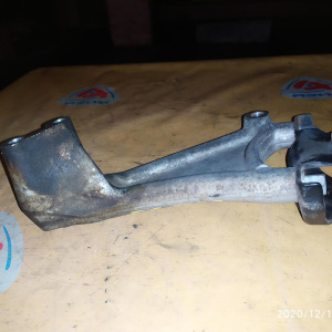 Крепление подушки ДВС Toyota 5S-FE Camry/Scepter SXV10 верх на косточку перед, прав в 12316-03010