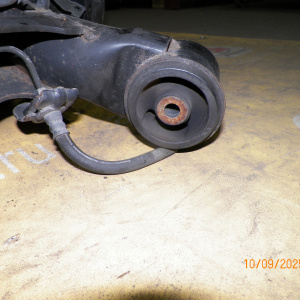 Балка SUZUKI YA41S SX4 2WD ABS Dram. В сборе с тросами ручника. R