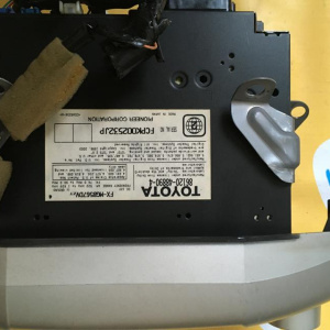Магнитола Toyota Harrier MCU30 дефект крепления 86120-48890