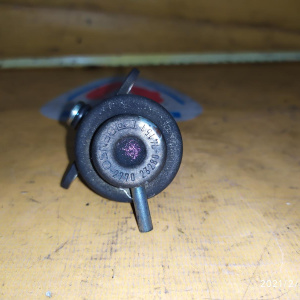 Регулятор давления топлива Toyota 2770 / 23280-74151 Camry/Corona ST190/SV30/SV40 3S-FE/4S-FE прикручивается на 2 болта.