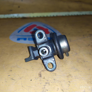 Регулятор давления топлива Toyota 2770 / 23280-74151 Camry/Corona ST190/SV30/SV40 3S-FE/4S-FE прикручивается на 2 болта.