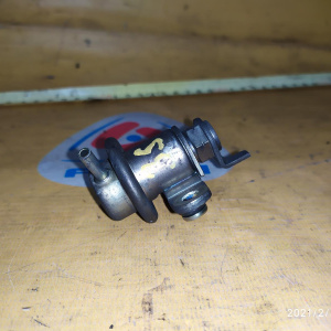 Регулятор давления топлива Toyota 2770 / 23280-74151 Camry/Corona ST190/SV30/SV40 3S-FE/4S-FE прикручивается на 2 болта.