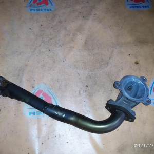 Корпус термостата Nissan Presage U30 YD25 крышка + трубка ( трубка выходит вниз )