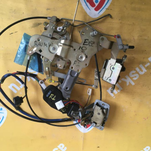 Замок двери Toyota EXZ10 Raum в сборе зад, лев