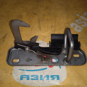 Крючок капота Volkswagen Tiguan 5N1 1K0823480