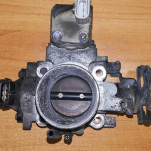 Заслонка дроссельная Toyota 3S-FE/4S-FE ST202 трамбл 4 болта  дефект датчика 22210-7A440