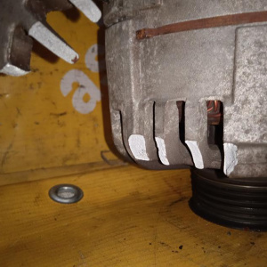 Генератор Jeep EVA Grand Cherokee WJ/WG '2000 14V 70-132A 0124525002 (дефект крепления) 56041120AC