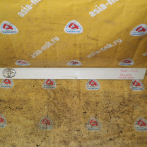 Накладка 5-й двери Toyota Land Cruiser UZJ200 76811-60110