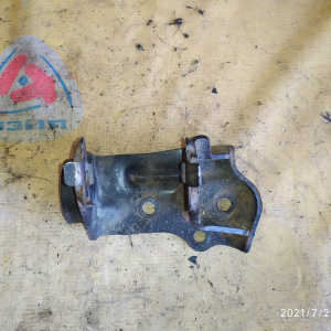 Крепление подушки ДВС Toyota 1ZR Auris ZRE150 2WD m/t 5 ступ. перед, лев ( HT )