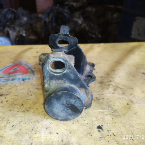 Крепление подушки ДВС Toyota 1ZR Auris ZRE150 2WD m/t 5 ступ. перед, лев ( HT )