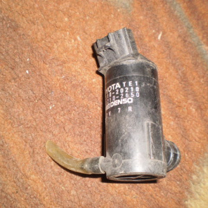 Мотор омывателя Toyota AE100/AE110/SV40/GX90/ST190/SXA10/ST202 (1 выход) 85310-20210