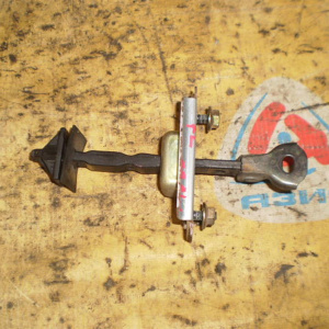 Ограничитель двери Mazda Tribute EPFW перед, лев