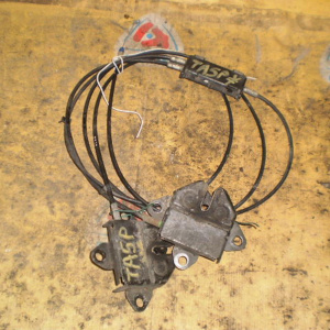 Замок капота Mazda Millenia TA5P 2 штуки ( с тросами)