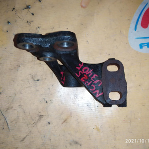 Крепление подушки ДВС Toyota 1NZ-FE Probox/Funcargo NCP55/NCP25/NCP65/NNP15/NCP85/NCP75/NCP35 4WD a/t перед, лев 12325-21070 ( ФB4DA )