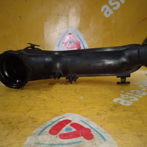Патрубок интеркулера Volkswagen 03F145673D Polo 6R1 CBZB в сверху пластик на заслонку, с датчиком давления VAG 03G906051D