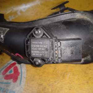 Патрубок интеркулера Volkswagen 03F145673D Polo 6R1 CBZB в сверху пластик на заслонку, с датчиком давления VAG 03G906051D