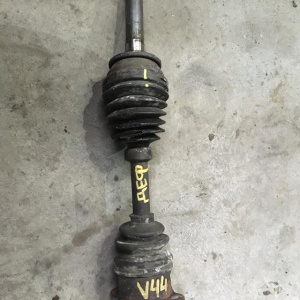 Привод Mitsubishi V44W 4D56 перед, прав дефект пыльника