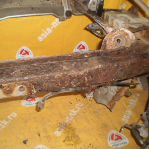 Рамка радиатора Toyota Corolla Verso ZNR11 '2004-2007 (ржавый низ)