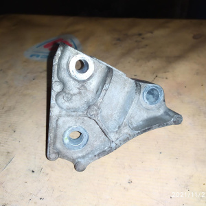 Крепление подушки двс Toyota 1AZ-FSE/2AZ-FE Ipsum ACM21/ACM26/ACT10 a/t перед, прав