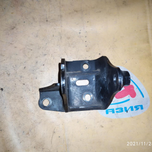 Крепление подушки ДВС Toyota 1AZ-FE/2AZ-FE RAV4 ACA31 4WD m/t зад. R