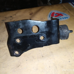 Крепление подушки ДВС Toyota 1AZ-FE/2AZ-FE RAV4 ACA31 4WD m/t L