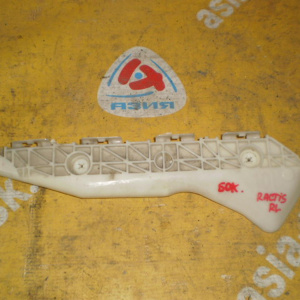 Крепление бампера Toyota Ractis SCP100 (Боковое) зад, лев 52576-52110