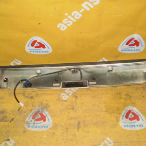 Накладка 5-й двери Toyota Caldina ZZT240 (Дефект крепления) 76801-21080