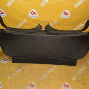Обшивка двери багажника Mazda Axela BK (4 части)