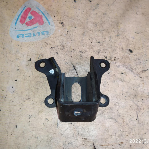 Крепление подушки ДВС Toyota 1GR Hilux Surf GGN15 перед перед, прав