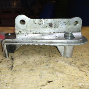 Крепление подушки ДВС Toyota 1MZ/2MZ/3MZ Harrier/Kluger V MCU15/MCV20/MHU28/MHU38/MHU48 верх на блок двс перед, прав н 12315-20020