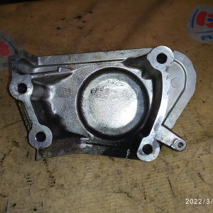 Крепление подушки ДВС Toyota 1MZ/2MZ/3MZ Harrier/Kluger V MCU15/MCV20/MHU28/MHU38/MHU48 верх на блок двс перед, прав н 12315-20020