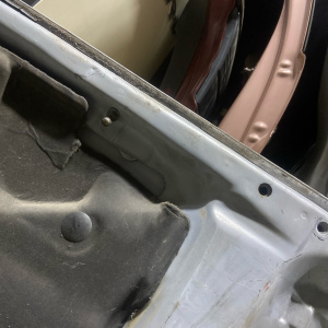 Капот TOYOTA Camry Gracia SXV20 '1999-2001 Дефект (под амортизаторы) крепления под амортизаторы вбок