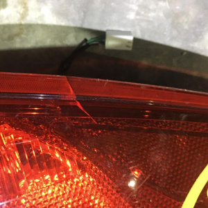 Стоп Nissan P9377 L Lafesta CWEFWN дефект стекла