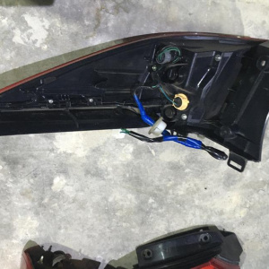 Стоп Nissan P9377 L Lafesta CWEFWN дефект стекла
